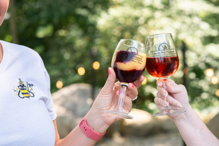 Digital marketing guide for food and beverage brands in 2025 with influencer, social media, and AI themes.